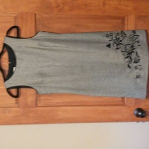 Talbots woman's size 4P sleeveless lined dress w  embroidered flowers